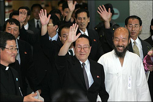 `자주 평화 통일을  위한 8.15민족대축전'에 참석하는 북측 대표단이 도착한 14일 오전 인천공항으로 안경호 조국평화통일위원회 서기국장 등 민간대표단이 통일연대 한상렬 상임대표 등의 남측의 환영을 받으며 입국하고 있다. 